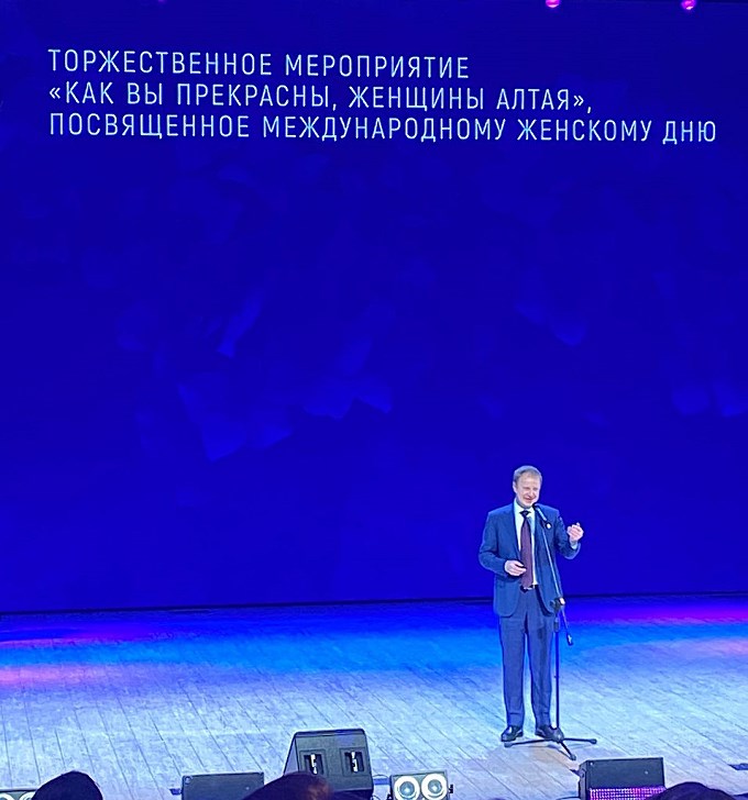 Томенко Виктор Петрович на сцене концертного зала