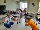 Дети и преподаватель играют в игру