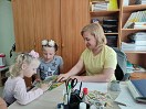 Специалист реабилитационного центра «Родник» на занятии с двумя девочками