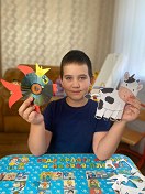 Мальчик показывает свои поделки