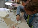 Девочка рисует манкой