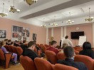 Несовершеннолетние слушают лекцию в актовом зале