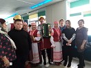 Фотография с представителями разных народностей в национальный костюмах