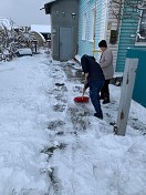 Владимир Андриенко чистит дорожку от снега