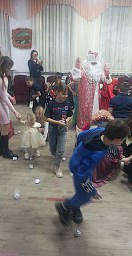 Дети участвуют в игре
