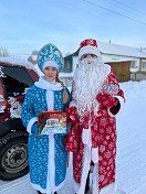 Специалисты комплексного центра в роли Деда Мороза и Снегурочки