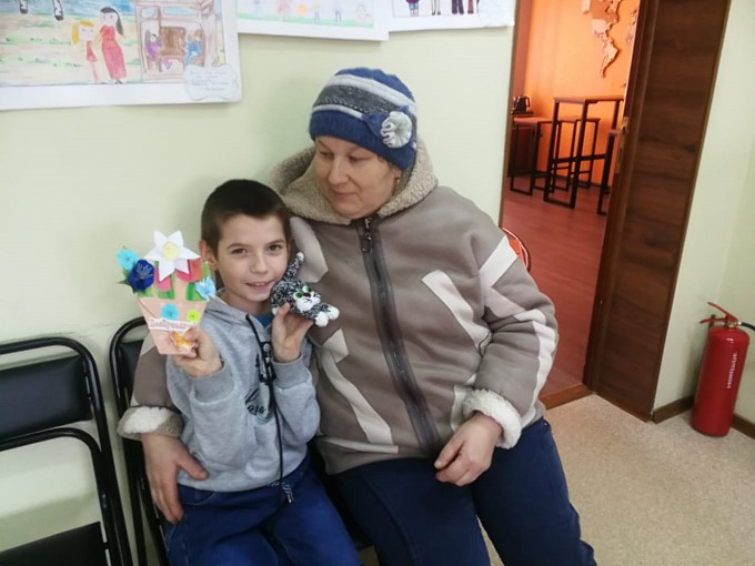 Мальчик подарил своей маме букет из бумажных цветов