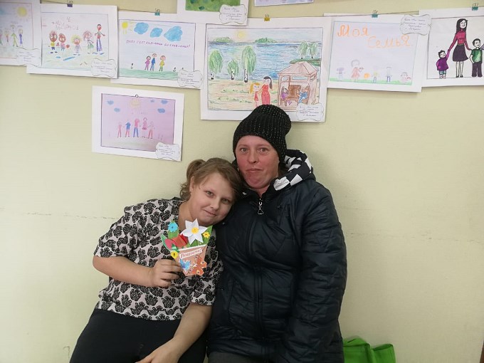 Девочка подарила своей маме букет из бумажных цветов