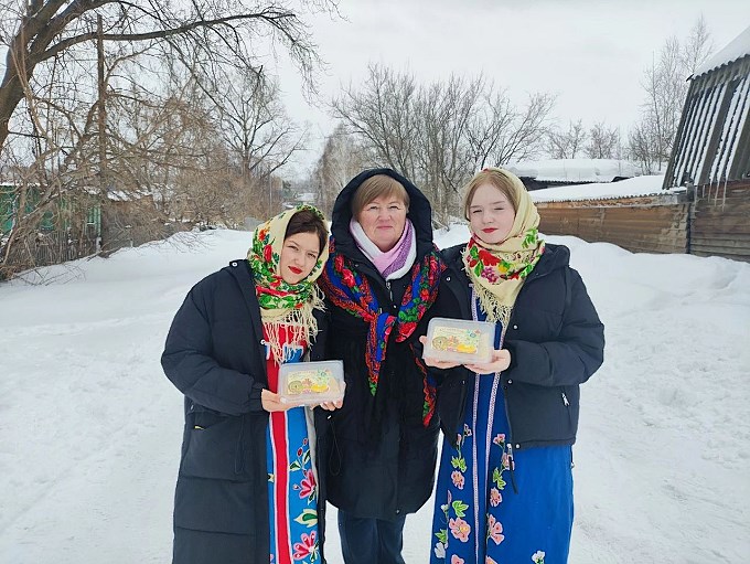 Гуляева Нина Павловна и две школьницы в национальных нарядах