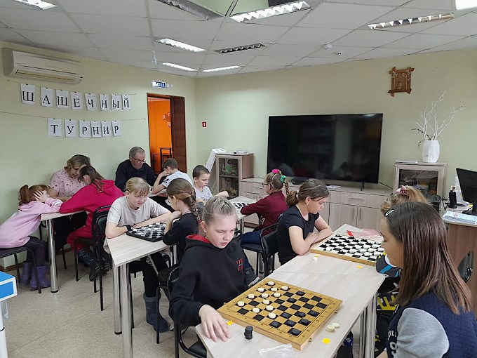 Все дети и взрослые вовлечены в игру