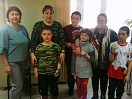 Мамы и их дети с повязанной на запястье синей лентой
