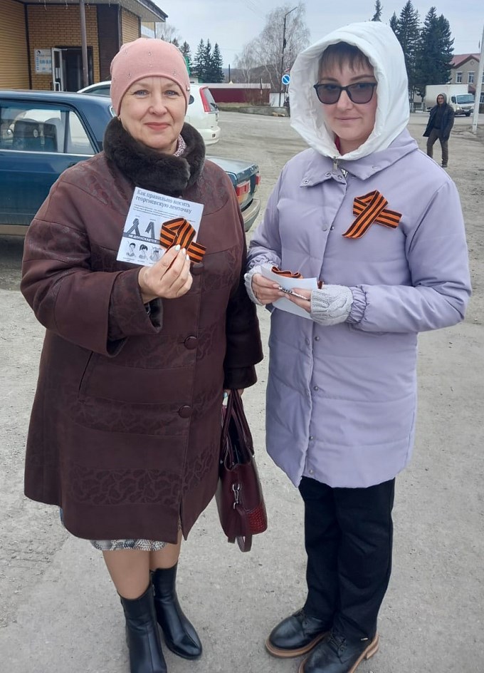 Першина Вероника Вячеславовна вручила женщине Георгиевскую ленточку и листовку
