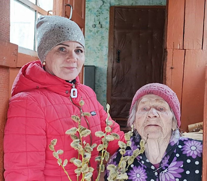 Казанина Наталья Сергеевна поздравила пожилую женщину с праздниками