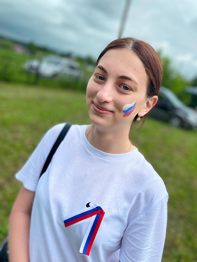 Девочка с аквагримом на щеке