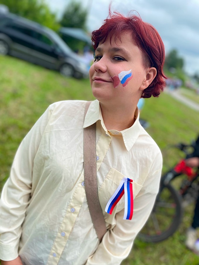 Девочка с аквагримом на щеке