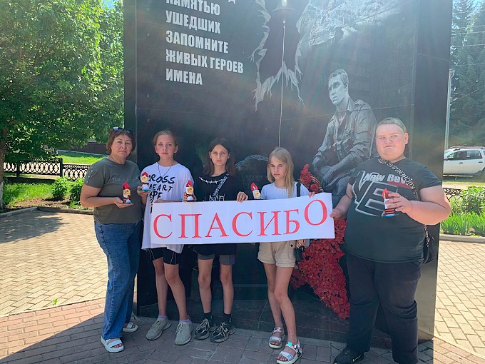 Руководитель и дети держат свечи и слово «СПАСИБО»