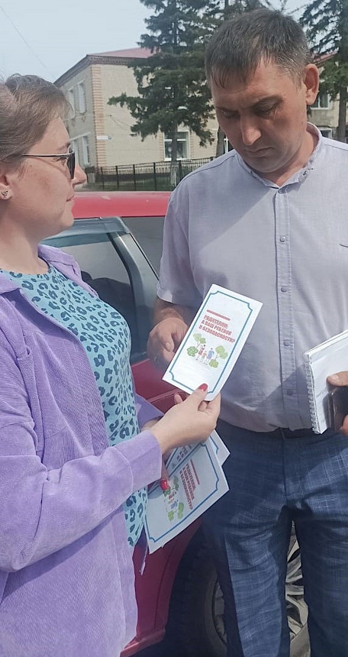 Першина Вероника Вячеславовна вручает буклет мужчине