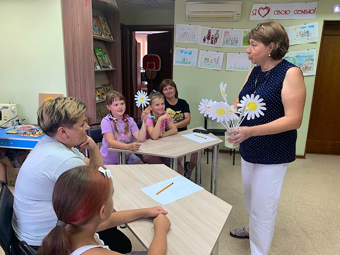 Некрасова Татьяна Николаевна дарит ромашки