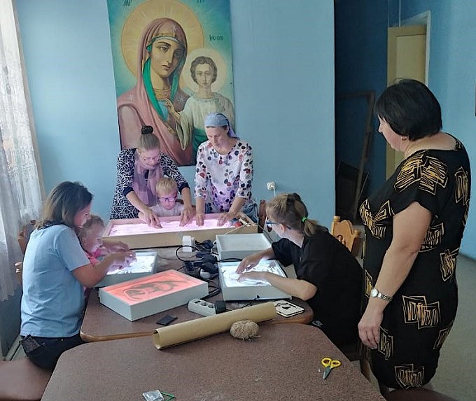 Дети рисуют руками на песке