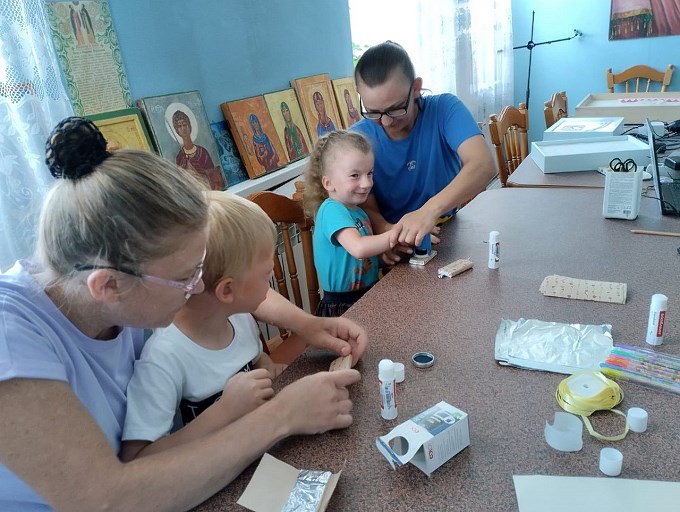 Дети ставят печать Храма на упакованное мыло