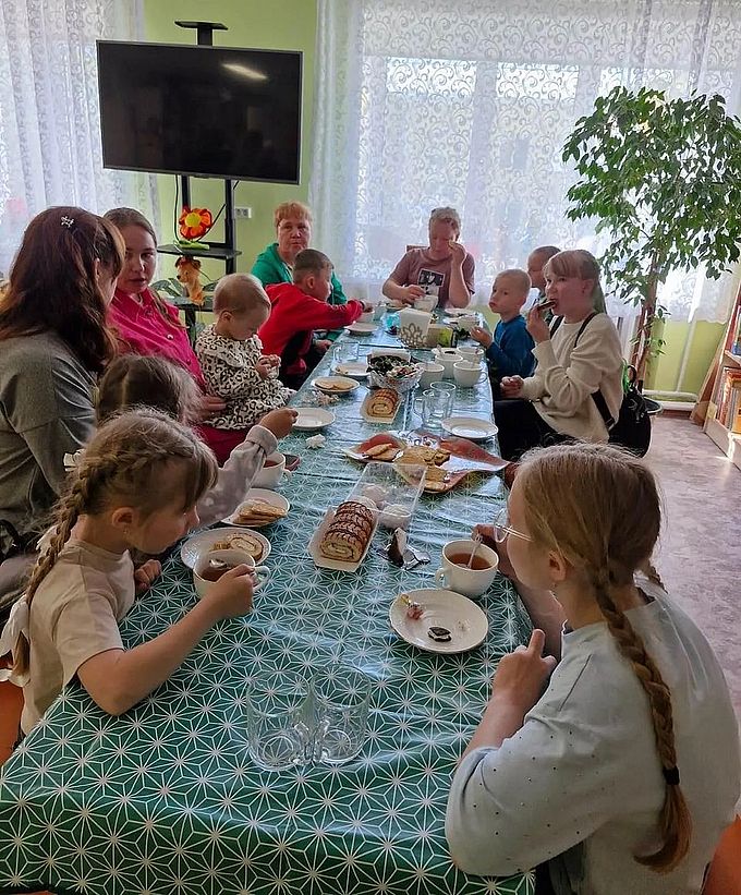 Чаепитие за длинным столом