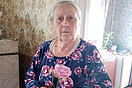 Пожилая женщина с подаренной ей розой