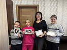 Дети и Заречнева Лариса Павловна показывают изготовленные ими рамки для фотографий