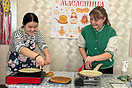 Две девочки пекут блины