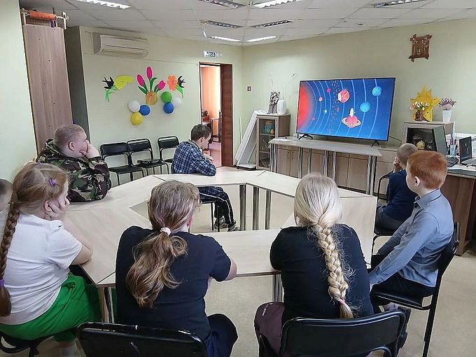 Дети смотрят презентацию на большом экране