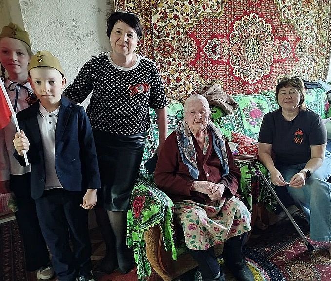 Дети поздравили с Днём Победы Старикову Аксинью Александровну
