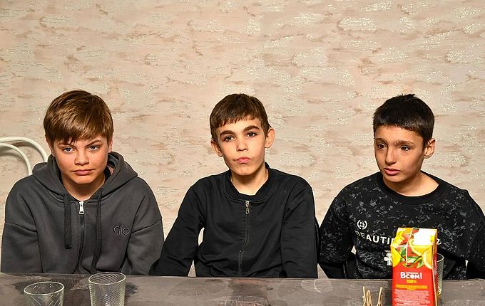Три мальчика подростка сидят за столом