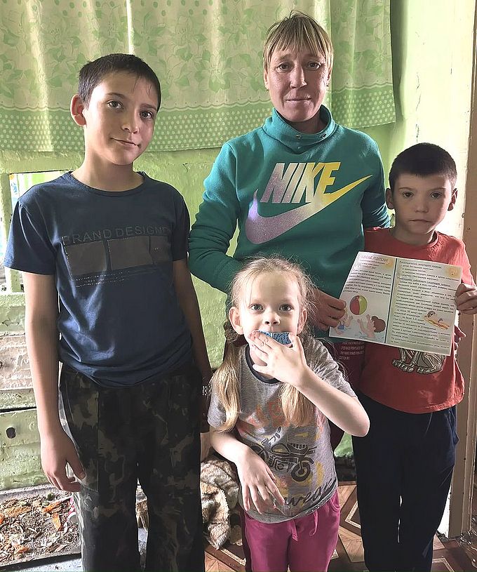 Молодая семья получила памятку с правилами поведения у воды