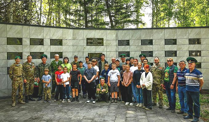 У мемориала славы в селе Ельцовка