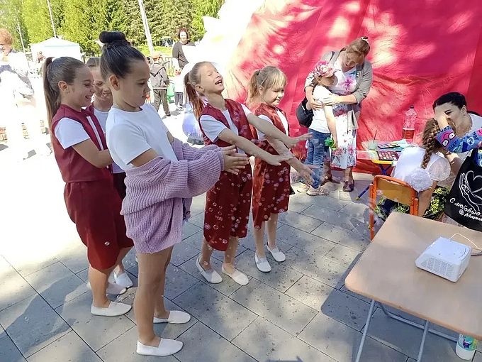 Девочки стоят в потоке мыльных пузырей