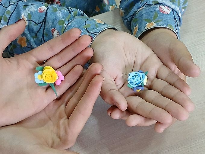 Подвески-украшения — цветы — в детских руках