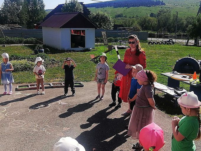 Дети стоят кругом и слушают правила дорожного движения
