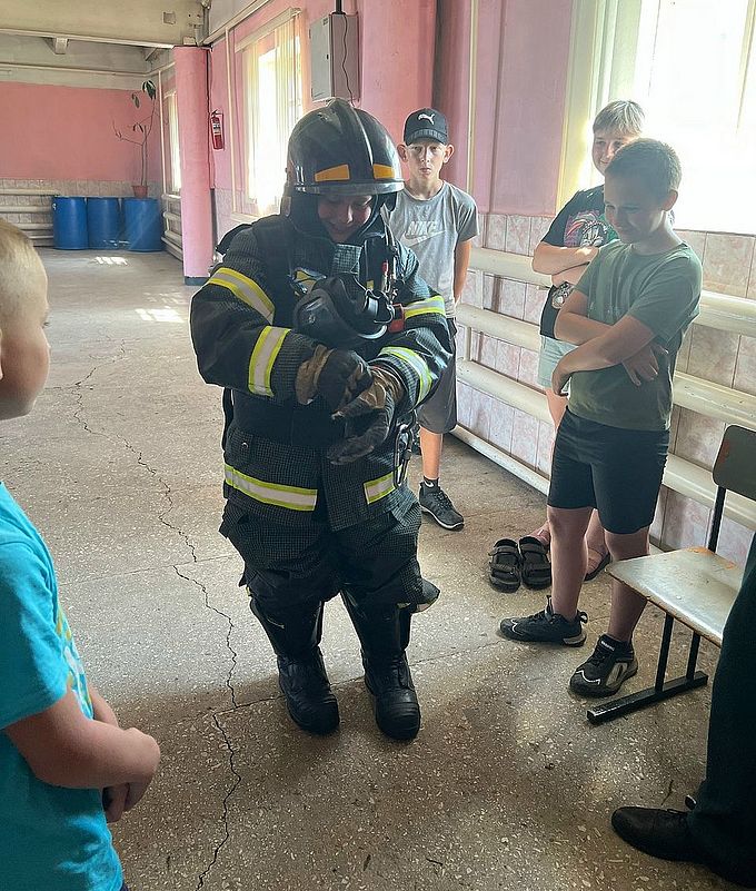 Мальчик в экипировке спасателя