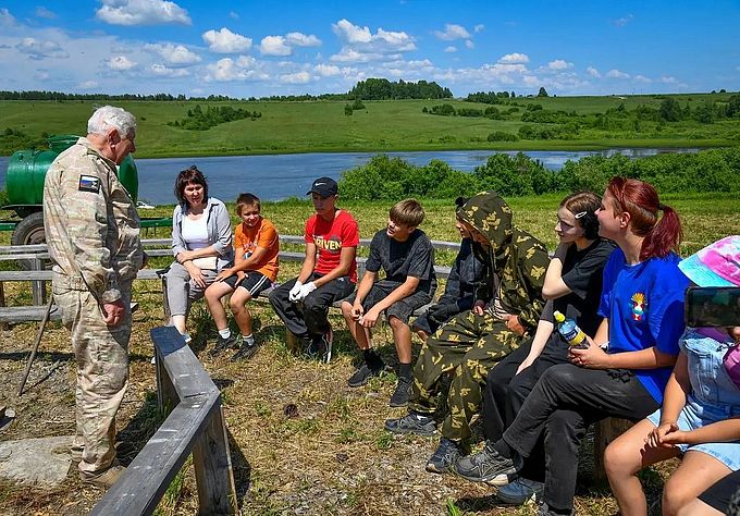 Подростки слушают Нуманова Хуршеда Ишонкуловича