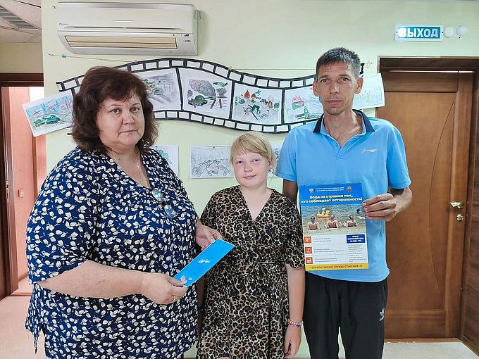Смирнова Надежда Евгеньевна вручила девочке и её папе памятку и буклет о безопасном поведении на воде