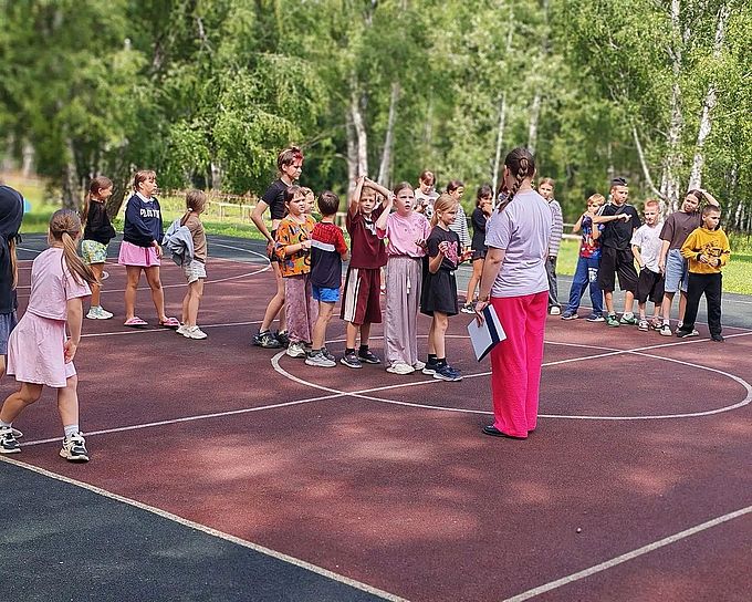Дети готовятся к следующему этапу эстафеты