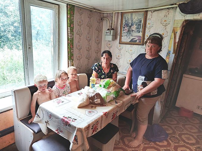 Стрелова Юлия Геннадьевна привезла продуктовый набор многодетной семье