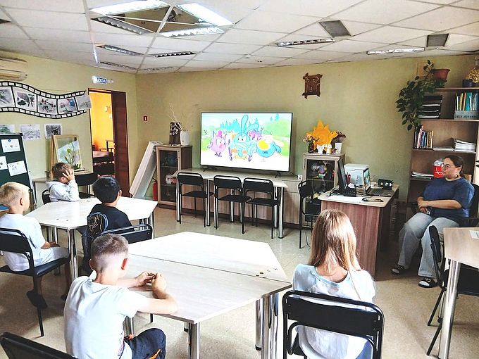 Дети смотрят мультфильм «Смешарики»