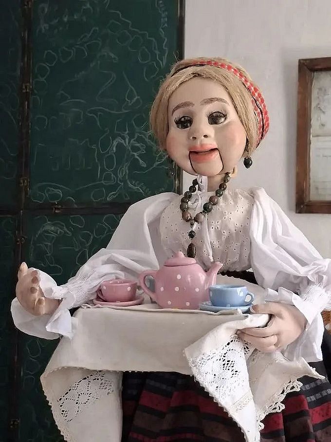 Кукла ручной работы — женщина с чайным сервизом