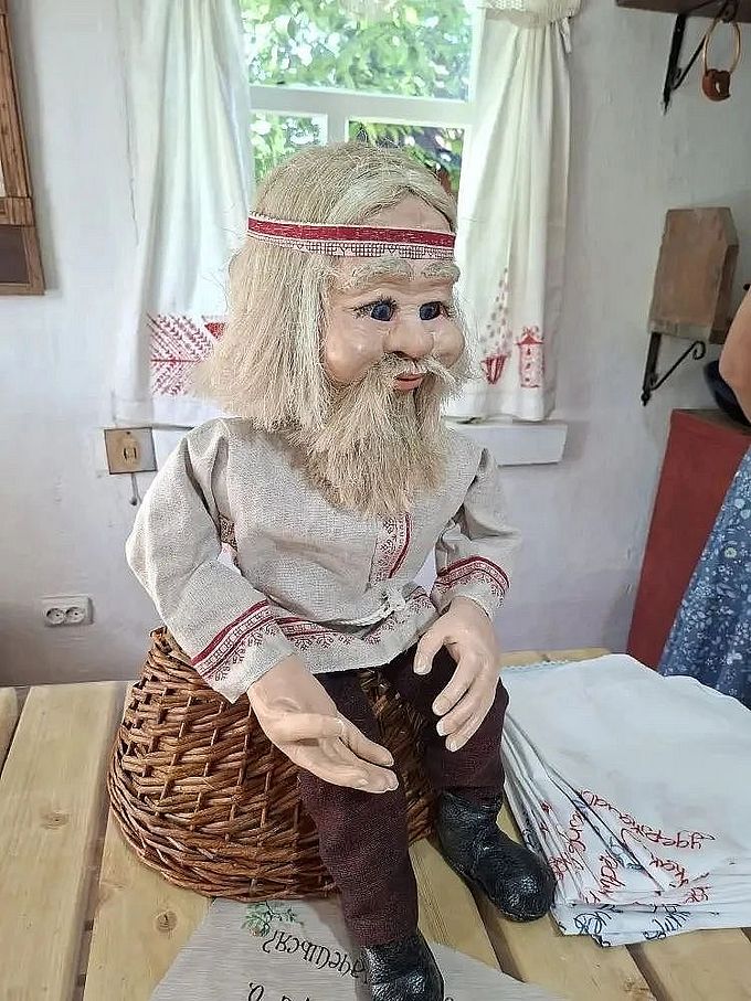 Кукла ручной работы — старик с бородой в традиционной русской рубахе