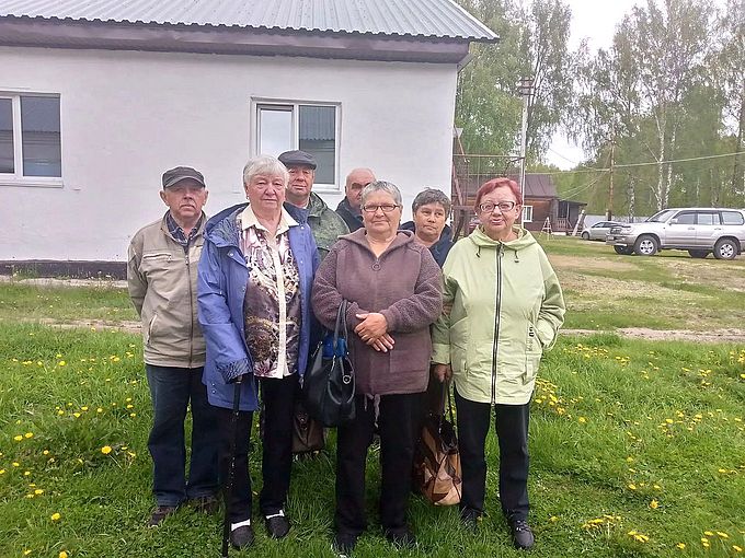 Группа пожилых людей, организованных для поездки в спецавтомобиле