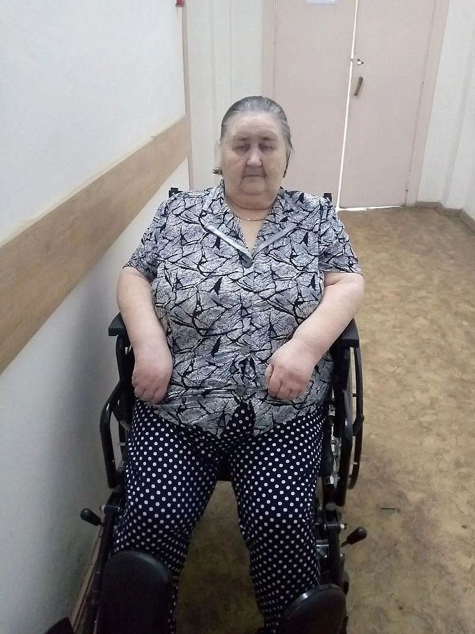 Пожилая женщина в кресле-коляске