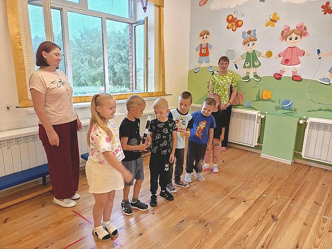 Дети выстроились для прохождения эстафеты