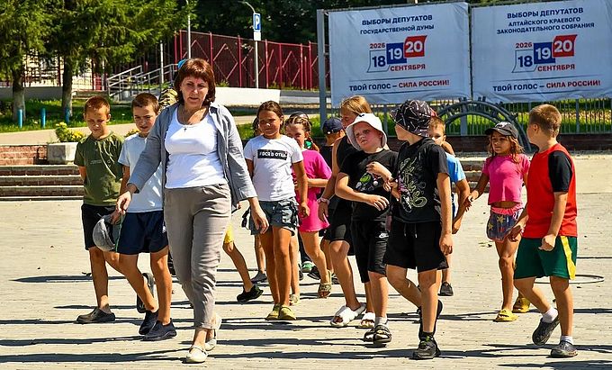 Заречнева Лариса Павловна ведёт группу детей