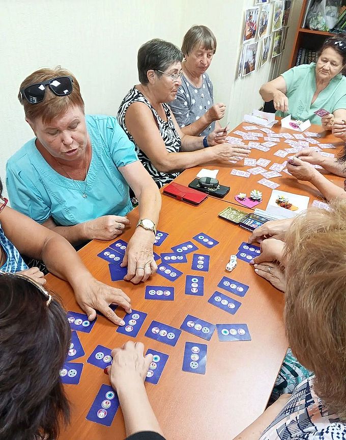 Пожилые женщины играют в карточную игру
