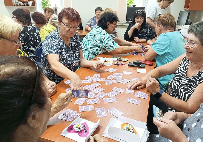 Пожилые женщины играют в карточную игру